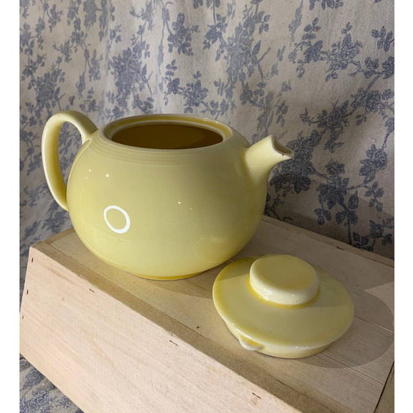 Vintage 1940s WS George U.S.A. Cheerful Yellow Teapot Round - Picture 1 of 7
